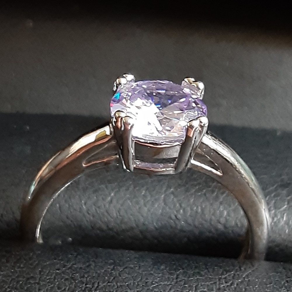 Single Hint of Purple Dimond Women's Ring Size: 6 - Picture 5 of 15
